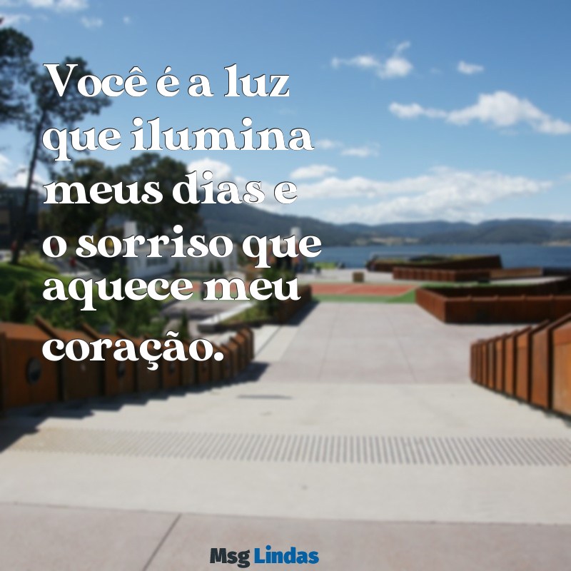 msg de carinho para pessoa especial Você é a luz que ilumina meus dias e o sorriso que aquece meu coração.