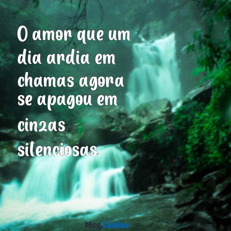 casamento desgastado frases O amor que um dia ardia em chamas agora se apagou em cinzas silenciosas.