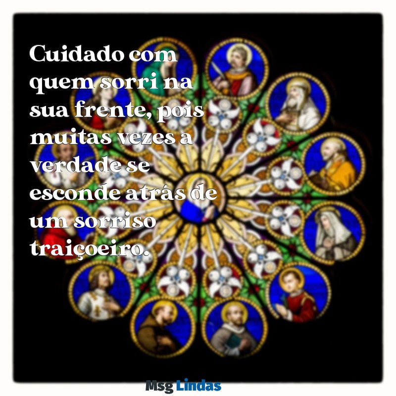 pessoa duas caras Cuidado com quem sorri na sua frente, pois muitas vezes a verdade se esconde atrás de um sorriso traiçoeiro.