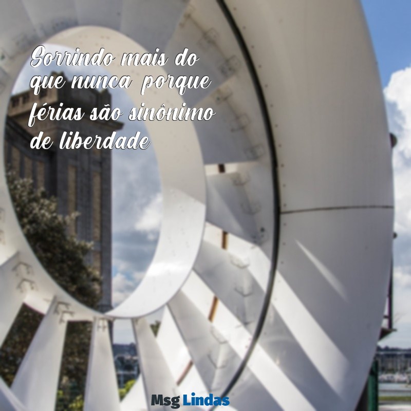 frases de férias para status Sorrindo mais do que nunca, porque férias são sinônimo de liberdade! ☀️✈️