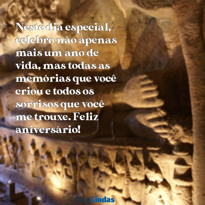 mensagens de aniversário linda e emocionante Neste dia especial, celebro não apenas mais um ano de vida, mas todas as memórias que você criou e todos os sorrisos que você me trouxe. Feliz aniversário!