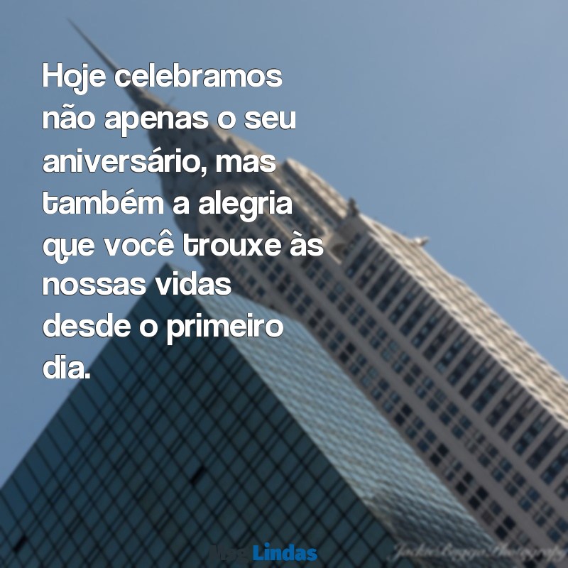 mensagens de aniversário de pais para filho Hoje celebramos não apenas o seu aniversário, mas também a alegria que você trouxe às nossas vidas desde o primeiro dia.