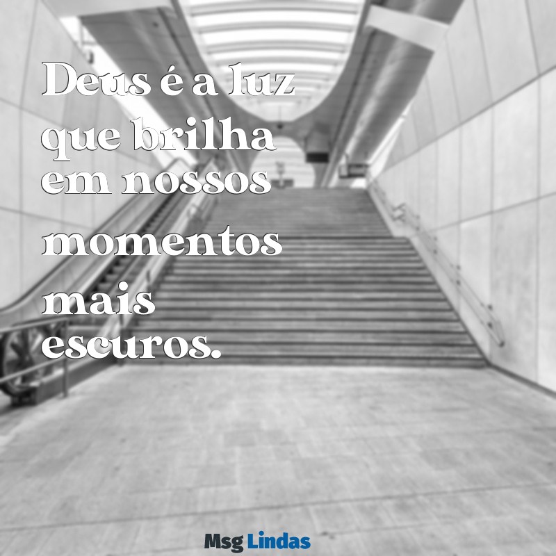 frases pequenas de deus Deus é a luz que brilha em nossos momentos mais escuros.