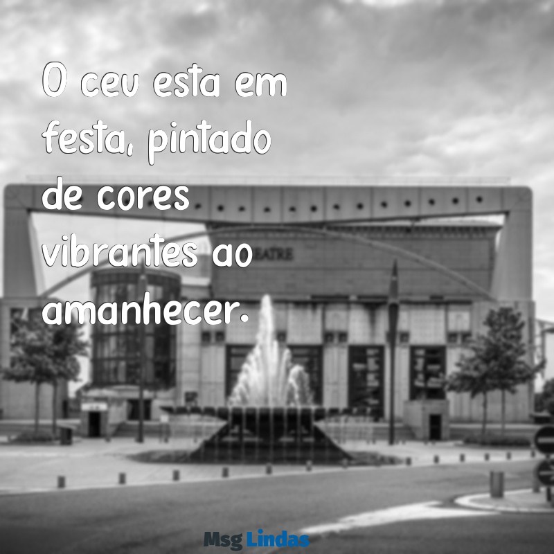 o ceu esta em festa O céu está em festa, pintado de cores vibrantes ao amanhecer.