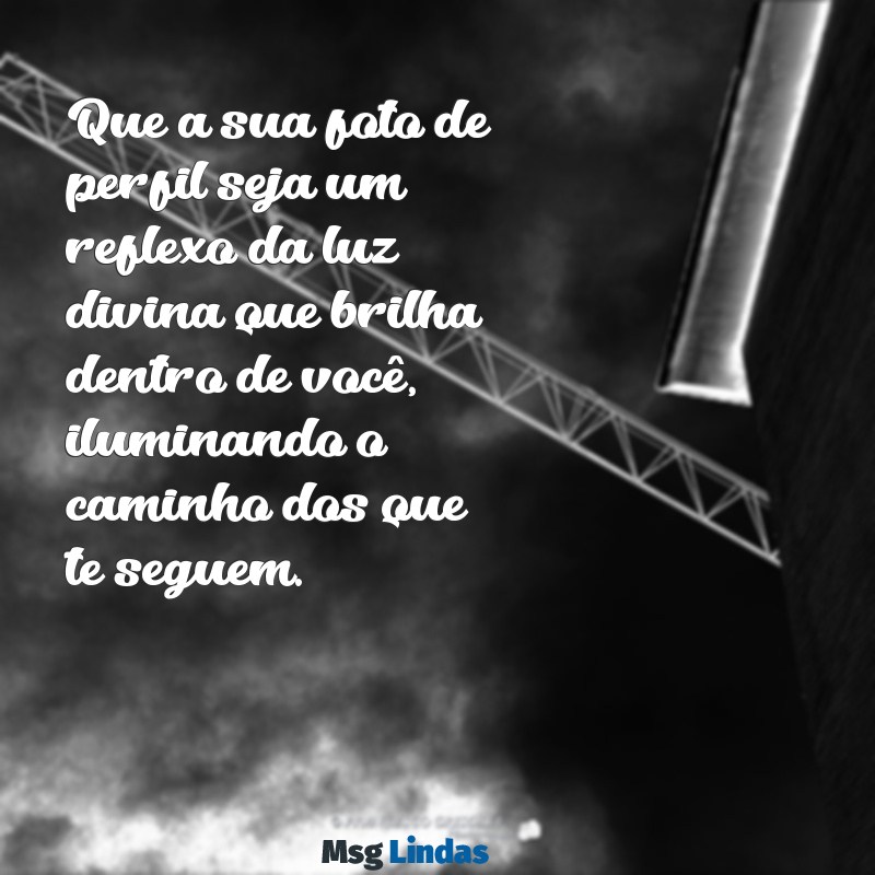 foto de deus para perfil Que a sua foto de perfil seja um reflexo da luz divina que brilha dentro de você, iluminando o caminho dos que te seguem.